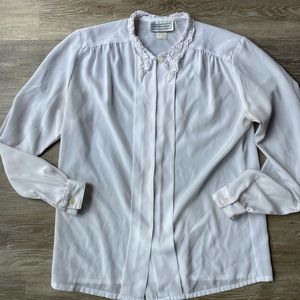 🐛Sale! 3/$12🦋 Vintage White Blouse with Lace Collar